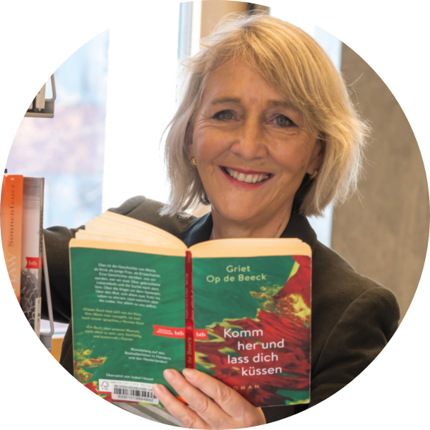 Bild: Luzia Stettler mit einem Buch in der Hand